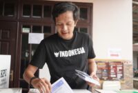 Foto Wakil Bupati Trenggalek Syah Muhammad Natanegara sedang memasukkan kertas suara di TPS 14 Pogalan, Trenggalek.