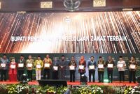 Foto : Bupati Trenggalek Mochamad Nur Arifin (Nomor dua dari kanan) saat menerima penghargaan BAZNAS Award di Jakarta, kamis (29/02/2024).