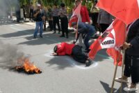 Suasana aksi dalam yang dilakukan GMNI Trenggalek di depan kantor DPRD. Mereka membakar ban bekan dan melakukan teatrikal sindir pemerintah daerah.