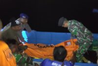 Saat tim gabungan berhasil mengevakuasi satu korban jiwa. Foto : BPBD Trenggalek