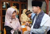 Secara simbolis, Bupati Trenggalek serahkan KTP milik warga