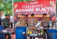 Forkopimda Trenggalek ikut dalam pemusnahan minuman keras di Polres Trenggalek