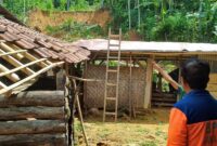 BPBD Trenggalek tengah meninjau dampak bencana tanah longsor yang menimpaku rumah warga di Kecamatan Bendungan, Kabupaten Trenggalek.