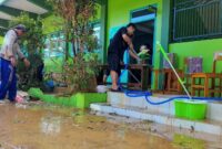 Suasana warga Trenggalek yang terdampak banjir tengah bersih-bersih. (Foto: Istimewa).