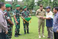 Saat Wakil Bupati Trenggalek Syah Muhammad Natanegara memberikan bantuan alsintan secara simbolis kepada kelompok tani di halaman Kodim 0806/Trenggalek