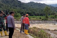 Petugas survey lokasi dampak banjir yang terjadi di wilayah Kecamatan Munjungan, Kabupaten Trenggalek.