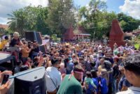 Saat ratusan pedagang berunjuk rasa di depan Pendopo Manggala Praja Nugraha Kabupaten Trenggalek.