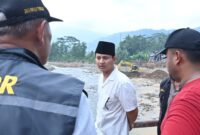 Saat Bupati Trenggalek Mochamad Nur Arifin meninjau dampak banjir di Kecamatan Munjungan.