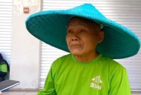 Bapak Sukaji, seorang buruh asal Trenggalek saat usai ikuti peringatan hari buruh di Pasar Pon Trenggalek.