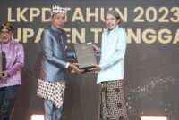 Predikat WTP diserahkan Kepala Perwakilan BPK Jatim, Karyadi kepada Wakil Bupati Trenggalek, Syah Muhammad Natanegara dan Ketua DPRD Trenggalek, Samsul Anam di ruang Auditorium BPK Perwakilan Jawa Timur, (Foto : Kominfo Trenggalek)