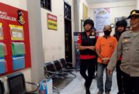 Tersangka penipuan berinisial BE (47) saat digelandang petugas ke ruang pers rilis, Selasa (14/5/2024).