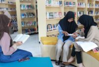 Remaja tengah membaca buku pelajaran di Perpustakaan Trenggalek.