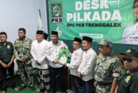 Saat ketua Desk Pilkada 2024, Muhammad Hadi (nomor 4 dari kiri) ikut proses penjaringan cabup dan cawabup dalam ajang pilkada di Trenggalek tahun 2024