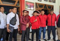 Saat Doding Rahmadi menyelenggarakan konferensi pers di kantor DPC PDI Perjuangan Trenggalek.