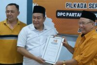 Mugianto alias Obeng kembalikan formulir pendaftaran calon bupati ke Partai Hanura Trenggalek.