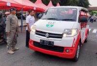 Momen saat prototipe bus wisata dijajal keliling alun-alun kota Trenggalek