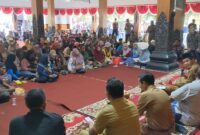 Wakil Bupati Trenggalek Syah Muhammad Natanegara berunding dengan ratusan pedagang pasar di Pendopo Manggala Praja Nugraha.