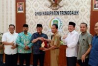 Sekertaris Dewan (Sekwan) DPRD Kabupaten Trenggalek menerima cinderamata dari Komisi III DPRD Kabupaten Sukoharjo.