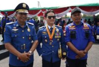 Saat Bupati Trenggalek Mochamad Nur Arifin (tengah) berfoto bersama Kepala Satpol PP dan Pemadam Kebakaran Trenggalek, Habib Solehudin (Kiri) dan Kabid Damkar, Satpol PP dan Pemadam Kebakaran Trenggalek, Wasis Widodo (kanan) usai ikuti serangkaian kegiatan HUT Pemadam Kebakaran yang ke-105 di Lapangan Kodam V Brawijaya, Surabaya, Jum'at (1/3/2024). (Foto Prokopim Trenggalek)