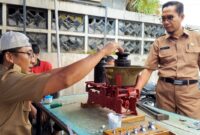 Kepala Diskomidag Trenggalek, Saniran saat meninjau proses tera ulang yang di Pasar Basah, Trenggalek.