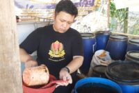 Proses penyulingan pupuk organik yang dibuat oleh Gapoktan Sedono Makmur Desa Wonoanti, Gandusari, Trenggalek.