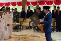 Saat Bupati Trenggalek Mochamad Nur Arifin ambil sumpah jabatan 148 Kades se Trenggalek untuk tingkatkan pelayanan dalam agenda pengukuhan perpanjangan masa jabatan kades jadi 8 tahun.
