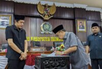 Saat Ketua DPRD Trenggalek Samsul Anam menandatangani pengesahan Peraturan Daerah tentang Kemudian Berinvestasi dan dua Ranperda lainnya saat rapat Paripurna pada, Senin (27/5/2024).