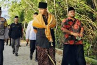 Bupati Trenggalek beserta jajarannya menyusuri perbaikan jalan ke Pantai Blado, Kecamatan Munjungan, Trenggalek.