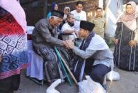 Bupati Trenggalek Mochamad Nur Arifin berikan sendiri paket sembako ke masyarakat