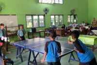 Suasana aula tempat guru SMP 1 Suruh Trenggalek berbagi ruang dengan siswa saat jam istirahat.