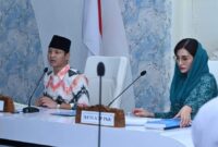 Novita Hardini bersama Mochamad Nur Arifin paparkan poin-poin Sepeda Keren kepada Dinas Pemberdayaan Perempuan, Perlindungan Anak dan Kependudukan Provinsi Jawa Timur di Smart Center.