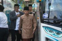 Saat Bupati Trenggalek Mochamad Nur Arifin selesai mengecek kondisi fisik kendaraan yang akan digunakan JCH berangkat ke Asrama Haji Sukolilo. 