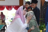 Suasana pembukaan kegiatan Pondok Ramadhan di Pendopo Manggala Praja Nugraha, nampak Ketua TP-PKK Trenggalek cium anak yatim usai pemberian bantuan secara simbolis.