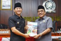 Penyerahan nota (LKPJ) Bupati tahun anggaran 2023 kepada Ketua DPRD Trenggalek saat Rapat Paripurna.