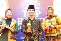 Bupati Trenggalek Mochamad Nur Arifin beserta rombongan terima penghargaan Top BUMD Award tahun 2024 di Dian Ballroom Hotel Raffles, Jakarta. (Foto : Prokopim Trenggalek)
