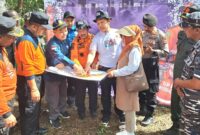 Kepala Pelaksana BPBD Trenggalek St Triadi Atmono tentukan titik aman dampak tsunami di Wilayah Pantai Konang, Kecamatan Panggul.