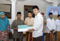 Wakil Bupati Trenggalek Syah Muhammad Natanegara berikut Kartu Indonesia Sehat secara simbolis kepada warga Desa Sukorame, Kecamatan Gandusari.
