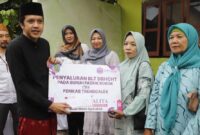 Wakil Bupati Trenggalek Syah Muhammad Natanegara berikan bantuan pada buruh pabrik rokok lokal