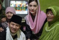 Saat Bupati Trenggalek Mochamad Nur Arifin beserta keluarganya sambangi lansia yang hidup sebatang kara di kelurahan Ngantru, Trenggalek.