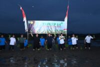 Suasana saat Dirjen Perkebunan Kementrian Pertanian Republik Indonesia, Andi Nur Alam Syah menanam padi di malam hari didampingi Wakil Bupati Trenggalek Syah Muhammad Natanegara di Desa Karang Anom, Kecamatan Durenan, Trenggalek.