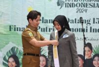 Bupati Trenggalek Mochamad Nur Arifin kenakan selempang pada finalis POI 2024 tanda awal masa karantina di Trenggalek.