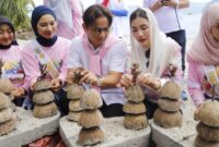 Bupati Trenggalek Mochamad Nur tengah menyusun bakal kerangka karang yang nantinya ditenggelamkan di dasar pantai Mutiara.