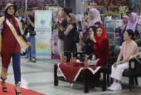 Saat Novita Hardini melihat peragaan busana yang diperagakan finalis POI 2024 di pelataran Pasar Pon Trenggalek.
