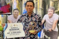Kepala Dinas Kominfo Trenggalek, Edif Hayunan Siswanto pamerkan penghargaan juara 1 dalam kategori video kreatif dalam ajang Apkasi Otonomi Expo 2024, di JCC Jakarta Pusat.