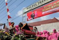 Saat Gathut Bowo Supriyono beserta istrinya naik kereta kuda usai ikuti serangkaian kegiatan serah terima jabatan di halaman Polres Trenggalek.