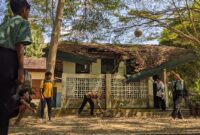 Kondisi toilet SMP 1 Suruh Trenggalek, nampak atap mulai roboh dan tidak bisa digunakan.