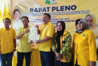 Suasana Penyerahan hasil Rapat Pleno DPD partai Golkar Trenggalek dalam rekrutmen Ketua DPRD dan Ketua Fraksi Kabupaten Trenggalek dari Partai Golkar