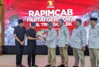 Suasana penyerahan surat rekomendasi dari Partai Gerindra Jatim untuk pasangan Mochamad Nur Arifin dan Syah Mohammad Natanegara