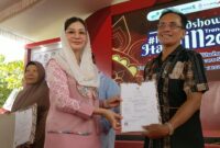 Ketua Dewan Kerajinan Nasional Daerah (Dekranasda) Kabupaten Trenggalek, Novita Hardini serahkan sertifikat halal pada UMKM dalam kegiatan Halalin bersama Kementerian Koperasi dan Usaha
Kecil dan Menengah RI di Pasar Pon Trenggalek.