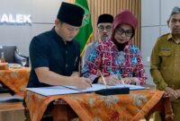 Penandatanganan Hasil Uji Petik (PMK3) oleh Direktur Insfrastruktur dan Ekonomi Kreatif, bersama Bupati Trenggalek dan jajarannya di gedung Bhawarasa, kompleks Pendopo Trenggalek.